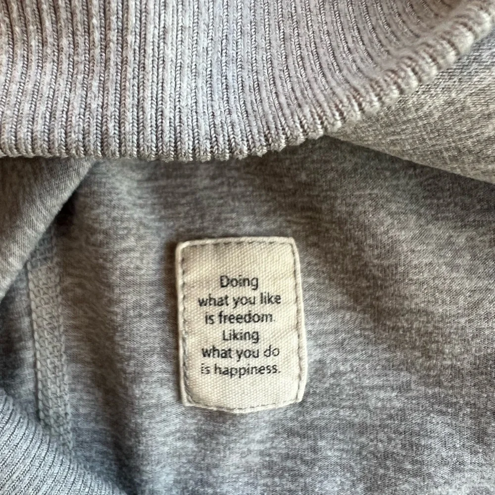 Vuori Gray Women's Top - Picture 8 of 8